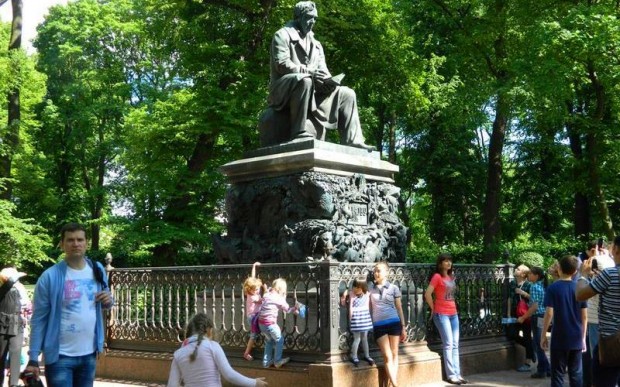 Памятник Крылову в Летнем саду Санкт-Петербурга Памятник Крылову в Летнем саду Санкт-Петербурга
