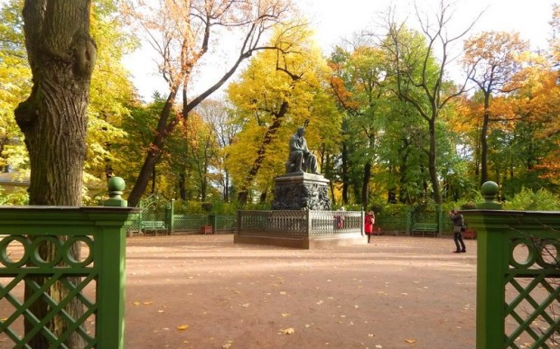Памятник Крылову в Летнем саду Санкт-Петербурга Памятник Крылову в Летнем саду Санкт-Петербурга
