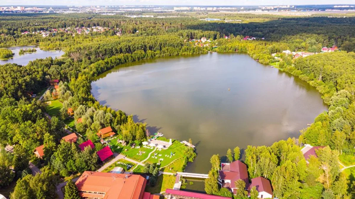 Двадцать загородных отелей рядом с Москвой, где можно отдохнуть у воды
Двадцать загородных отелей рядом с Москвой, где можно отдохнуть у воды